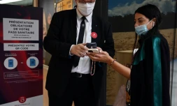 Vérification du pass sanitaire le 16 août 2021 à l'entrée du centre commercial Beaugrenelle à Paris