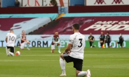 Les joueurs de Sheffield United et Aston Villa mettent un genou à terre, en soutien au mouvement Black Lives Matter, le 17 juin 2020 à Birmingham