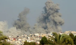 De la fumée s'élève après une frappe israélienne sur un village près de la ville de Tyr, au sud du Liban, le 29 septembre 2024