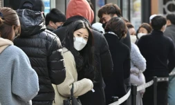 Des habitants font la queue pour acheter des masques de protection contre le coronavirus, à Daegu en Corée du Sud le 27 février 2020