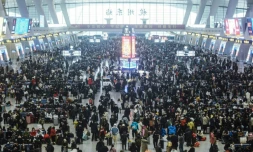 Une foule de voyageurs à la gare de Hangzhou, avant le Nouvel an lunaire, le 29 janvier 2022 en Chine