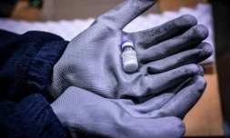 Un flacon du vaccin Pfizer-BioNTech présenté à la pharmacie centrale des hôpitaux près de Paris, le 26 décembre 2020