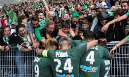 Les Stéphanois communient avec leurs supporters après un but face au SCO Angers à Geoffroy-Guichard, le 10 septembre 2017