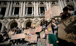 Des étudiants manifestent pour l'environnement et le climat à Paris, le 22 férvier 2019