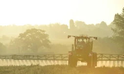 Un agriculteur vaporise du glyphosate le 16 septembre 2019 à Saint-Germain-sur-Sarthe (Sarthe)