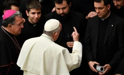Le pape François parle avec des séminaristes à l'issue de son audience générale hebdomadaire, le 20 février 2019 au Vatican