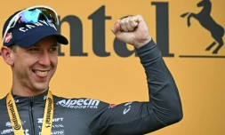 L'Australien Kaden Groves célèbre sa victoire lors de la 20e étape du Tour de France, à Pontarlier, le 26 juillet 2025