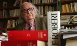 Alain Rey, directeur de la rédaction du dictionnaire Le Robert dans son bureau à Paris, le 18 février 2002