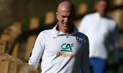 Le sĂ©lectionneur ZinĂ©dine Zidane arrive pour sa sĂ©ance d'entraĂźnement Ă la tĂȘte des Bleus au centre de Clairefontaine, prĂšs de Paris, le 21 septembre 2026