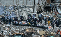 Des secouristes recherchent des survivants dans les décombres d'un immeuble effondré, le 30 juin 2021 à Surfside, en Floride