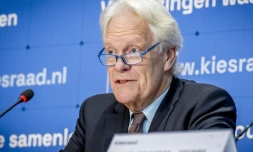 Le président du Conseil électoral, Wim Kuijken, annonce les résultats officiels des élections à la Chambre des représentants, le 1er décembre 2023 à La Haye, aux Pays-Bas