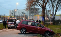 Des policiers près d'une voiture endommagée devant la mosquée de Valence, le 1er janvier 2016, après qu'un homme a foncé en voiture sur un militaire