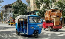 Des conducteurs de tuk-tuk à Mekele, la capitale de l'Etat régional éthiopien du Tigré où les troupes des autorités rebelles quittent la ville en masse, le 3 octobre 2026