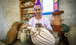 La potière Aïcha Tabiz, alias "Mama Aïcha", le 12 juin 2019 à Ourtzagh, au Maroc