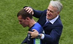 Le sélectionneur des Bleus Didier Deschamps  congratule l'attaquant Antoine Griezmann lors du match face à l'Argentine en 8e de finale du Mondial, le 30 juin 2018 à Kazan