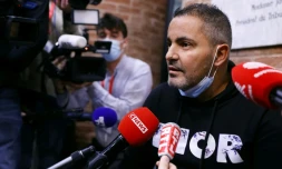 Mustapha Zouaoui, impliqué dans l'affaire de la sextape, répond aux journalistes avant l'ouverture du procès au tribunal correctionnel de Versailles le 20 octobre 2021 