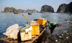 Un homme ramasse des déchets dans la baie d'Ha Long, au Vietnam, le 17 mai 2023