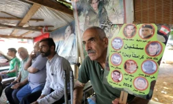 Parents et proches de soldats libanais pris en otages par des jihadistes en 2014 réunis à Beyrouth le 27 août 2017 