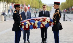 Le roi Charles III (2e à g) dépose une gerbe aux côtés du président français Emmanuel Macron (2e à d) sur la tombe du Soldat inconnu sous l'Arc de Triomphe à Paris, le 20 septembre 2023