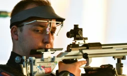 Le Français Alexis Raynaud lors des qualifications de l'épreuve de carabine 50 m 3 positions, le 14 août 2016 aux JO de Rio