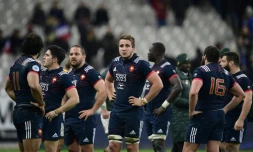 Les joueurs du XV de France abattus à l'issue de leur défaite devant les Springboks au Stade de France, le 18 novembre 2017