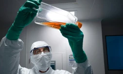 Un laborantin du groupe pharmaceutique français Sanofi à Val de Reuil, près de Paris, le 10 juillet 2020.