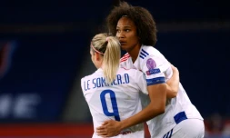 L'attaquante Eugénie Le Sommer (g) et la défenseure Wendie Renard lors du quart de finale retour de la Ligue des champions contre le Paris-SG, au Parc des Princes, le 24 mars 2021