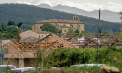 Cette photographie, prise le 24 août 2026, montre des toitures endommagées sur des bâtiments après le passage d'une tornade à Pomas, dans le sud-ouest de la France