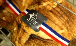 Une miche au levain sertie d'un ruban tricolore: le "pain des Poilus", réplique fidèle de celui distribué aux soldats français pendant la Première Guerre mondiale, le 6 avril 2018 dans une boulangerie de Sedan (Grand Est)