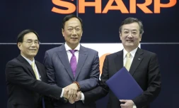 Le président de Hon Hai Precision, connu aussi sous le nom de Foxconn, Terry Guo (C) et le vice-président Tai Jeng-wu (G) posent avec le président de Sharp Kozo Takahashi (D), lors d'une conférence de presse à Osaka le 2 avril 2016