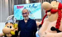 Le scénariste Jean-Yves Ferri pose entre les effigies d'Astérix et Obélix lors de la présentation de l'album "Astérix et le Griffon" à Vanves, près de Paris, le 11 octobre 2021
