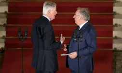Le Premier ministre sortant Michel Barnier et son successeur François Bayrou lors de la cérémonie de passation de pouvoir à Matignon à Paris le 13 décembre 2024