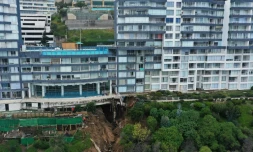 Vue aérienne de l'immeuble Euromarina II à Reñaca, avec un trou sous ses fondations, à Viña del Mar, Chili, le 12 juin 2024