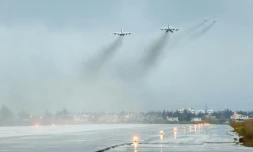 Deux avions militaires russes décollent de la base militaire de Hmeimim, le 16 mars 2016 en Syrie