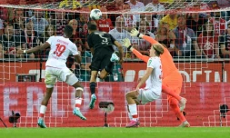 Le défenseur de Dortmund Achraf Hakimi buteur lors de la victoire 3-1 à Augsbourg le 23 août 2019