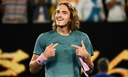 Le Grec Stefanos Tsitsipas célèbre sa victoire face à Roger Federer en 8e de finale de l'Open d'Australie le 20 janvier à Melbourne.