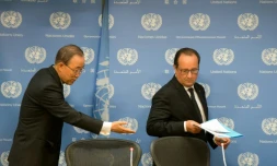 Le président français François Hollande (d) et le secrétaire général des Nations unies Ban Ki-moon, le 27 septembre 2015 à New York 