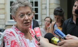 Françoise Barré-Sinoussi, prix Nobel de médecine en 2008, répond aux questions des journalistes, le 19 août 2010 à la sortie d'une réunion à Matignon à Paris
