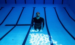 L'apnéiste français Arthur Guérin-Boëri, s'entraine dans une piscine à Montreuil (Seine Saint-Denis) le 9 mars 2021