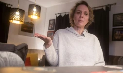 La harpiste Katharina Teufel-Lieli lors d'une interview avec l'AFP sur l'obligation vaccinale contre le Covid-19, chez elle, le 24 janvier 2022 à Neumarkt am Wallersee, en Autriche