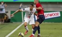 Le défenseur du PSG Achraf Hakimi face à l'attaquant de Lille Burak Yilmaz, le 1er août 2021 à Tel Aviv, lors du Trophée des champions qui lance la nouvelle saison
