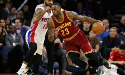 Le joueur de basket de Cleveland, LeBron James (d), lors du match contre Detroit Ă Auburns Hill dans le MIchigan, le 29 janvier 2016