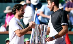 Le Suisse Roger Federer et l'Argentin Juan Martin del Potro se serrant la main à l'issue de leur finale, remportée par Del Potro, à Indian Wells, le 18 mars 2018