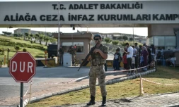 Un soldat turc en faction devant l'entrée du tribunal d'Aliaga dans l'ouest de la Turquie, durant le procès du pasteur américain Andrew Brunson le 18 juillet 2018
