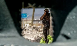 Un soldat turc tient un point de contrĂŽle Ă Diyarbakir, dans le sud-est de la Turquie, le 26 juin 2016