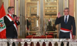 Le président par intérim du Pérou, Francisco Sagasti applaudit l'investiture de son ministre de l'Intérieur, Jose Manuel Elice
