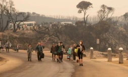 Des habitants marchent vers une plage avant d'être évacués de Mallacoota, en Australie, le 3 janvier 2020