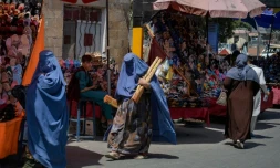 Des Afghanes en burqa dans une rue de Kaboul, le 23 août 2021