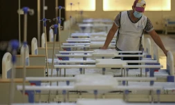 Un bénévole travaille dans un hÎpital, dans le centre de Bagdad, le 21 juin 2020 en Irak