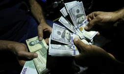 Le rial, la monnaie nationale iranienne, a chuté en raison des sanctions américaines. Images d'un homme échangeant ses rials contre des dollars le 8 août à Téhéran